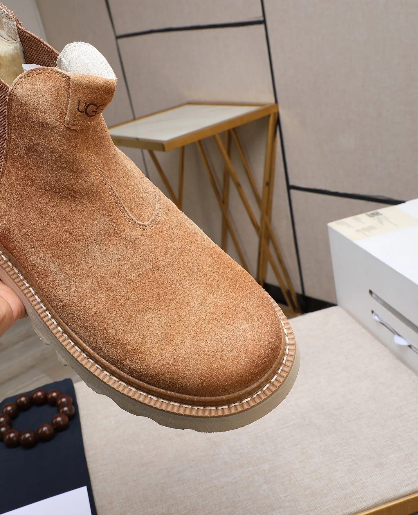 Men's shoes 💰640 (full genuine wool lining, 10% off for fake ones) Please pay attention to the quality of the original item and compare the thickness of the wool 🏮🏮 Popular UGG men's shoes from Australia's warm luxury brand, the official website is synchronized, Beckham men's style..., made of imported first-layer waxed cowhide, waxed toe cap, Australian real wool velvet lining Carefully sewn...Imported rubber Martin boots outsole (comfortable, soft, wear-resistant) The quality is really great...Exquisite workmanship, you won't be able to put it down at first sight, size 39-44 (customized in 45)